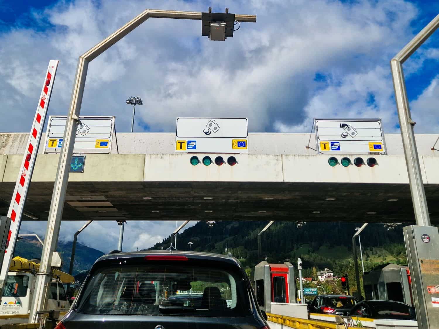 an exit of an Italian toll road with signs showing cash, card or telepass payment options